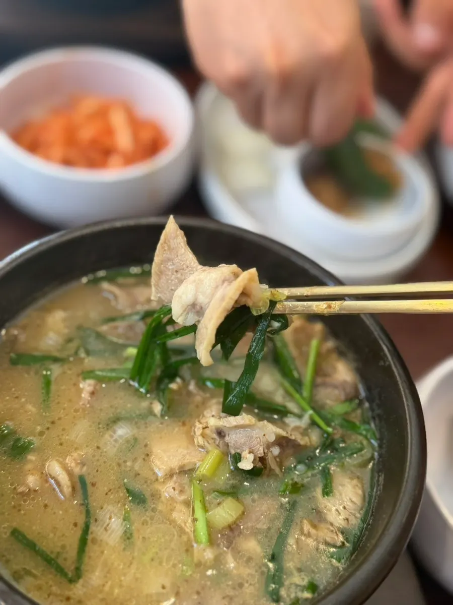 숟가락으로 떠올린 돼지국밥