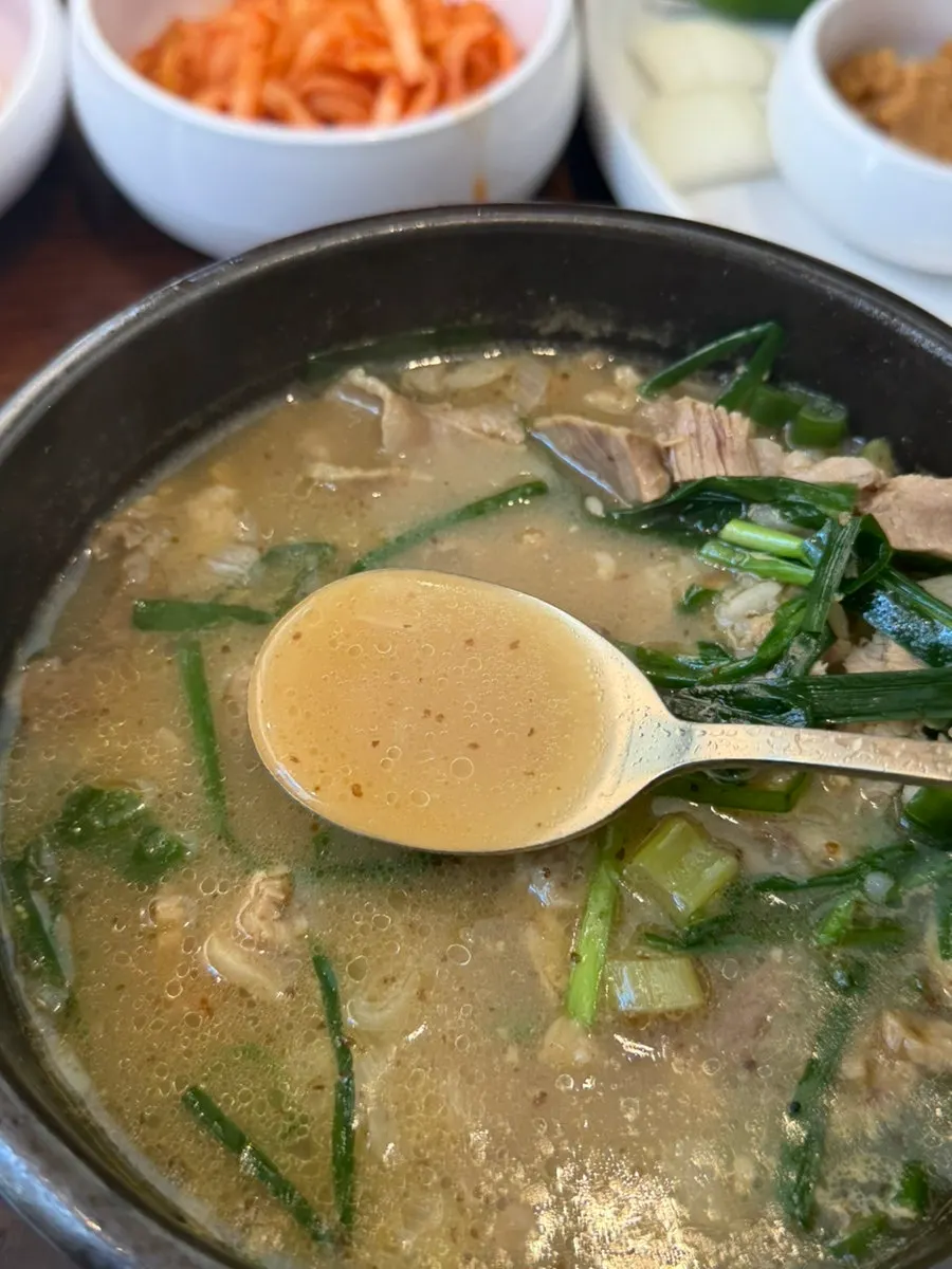 얼큰한 순대국 국물 클로즈업