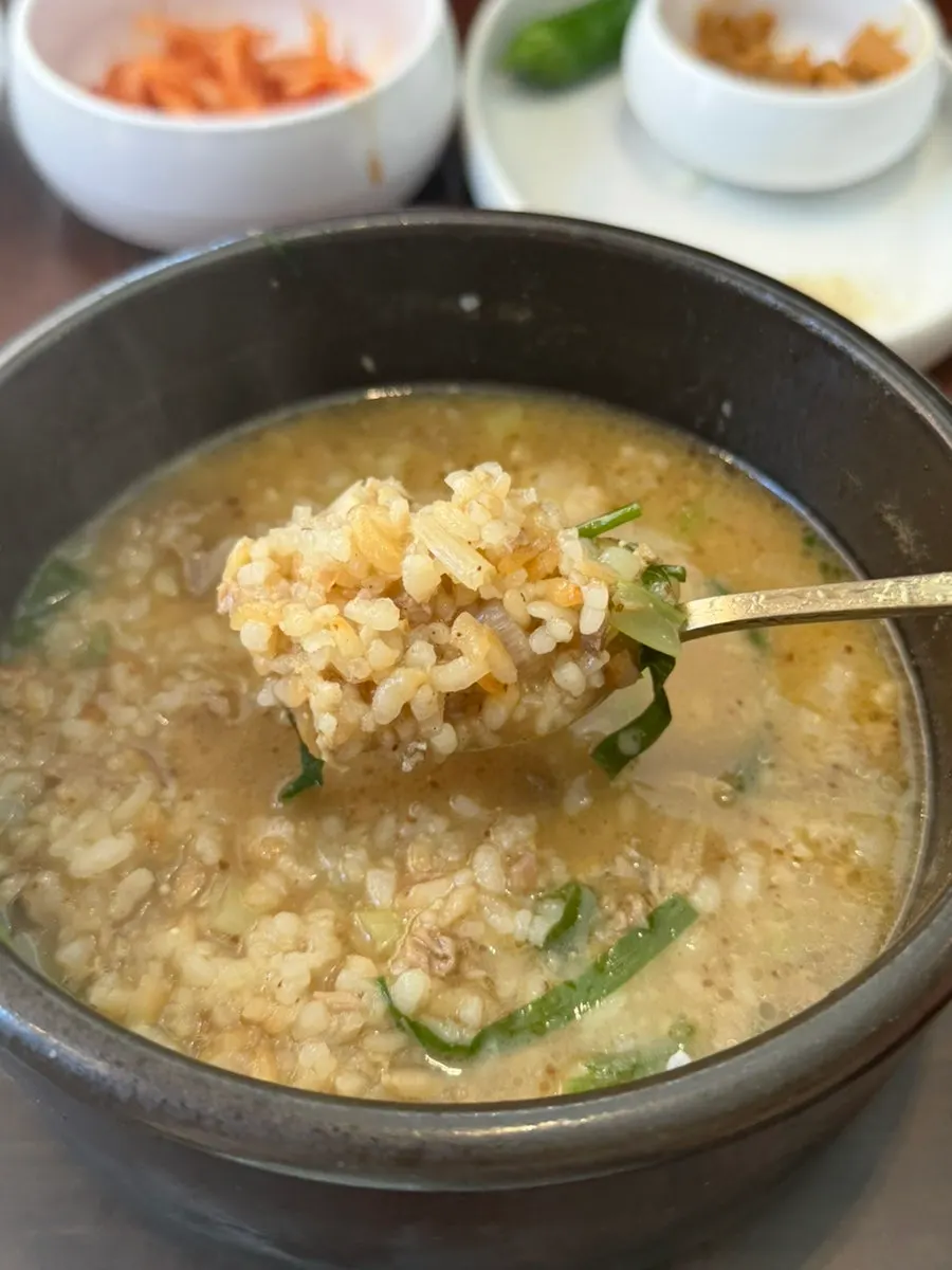 순대국을 떠먹는 모습