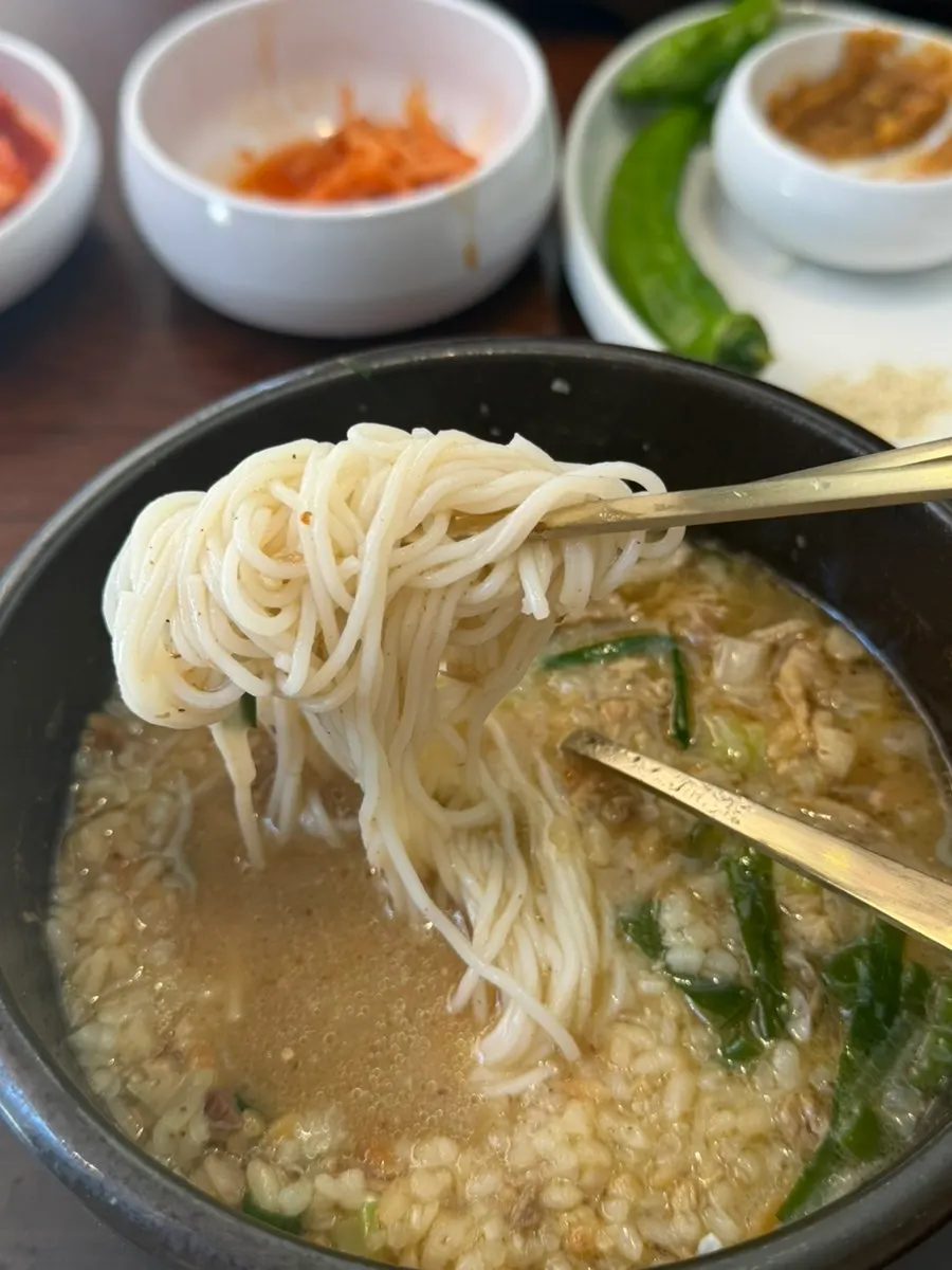 저녁 식사와 반주를 곁들인 테이블