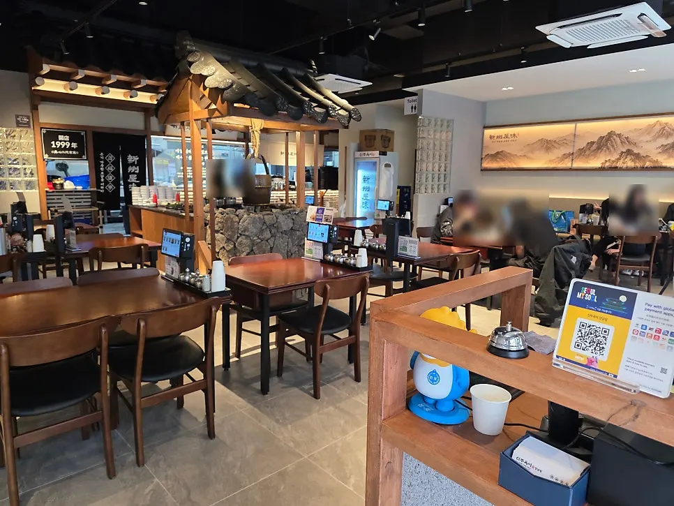 Spacious interior seating at Sinju Okmi Gangnam Branch