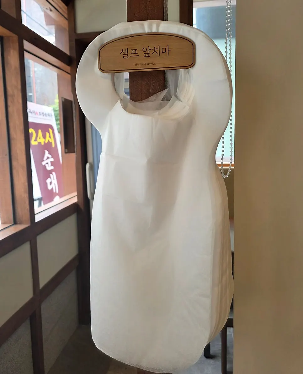 Apron provided to prevent broth splashes