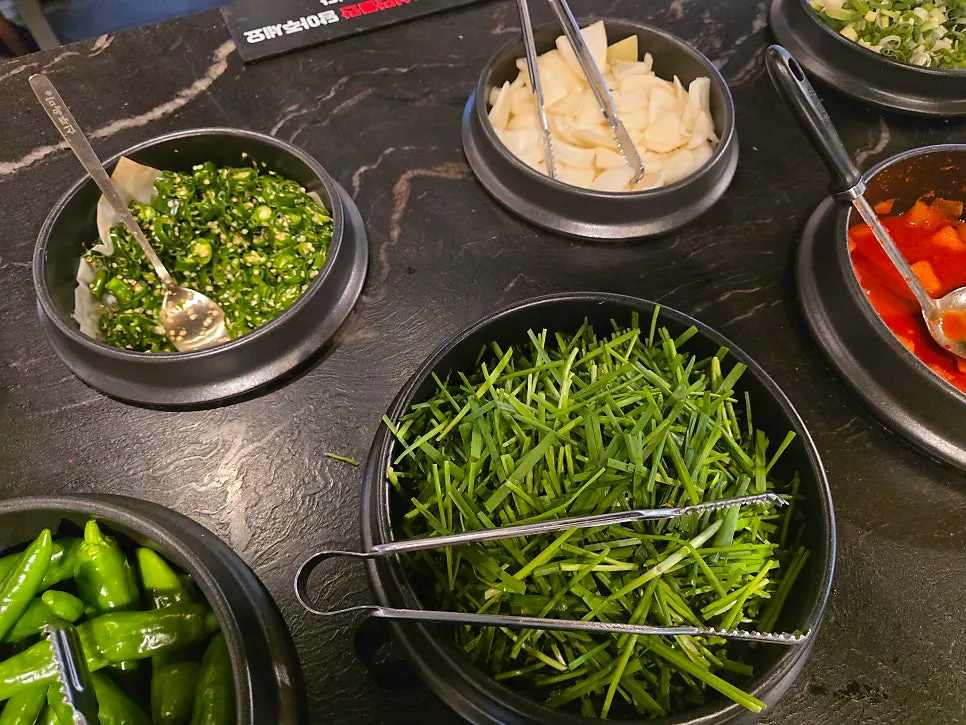 Thin noodles, chives, cheongyang chili and onion at the self-serve bar