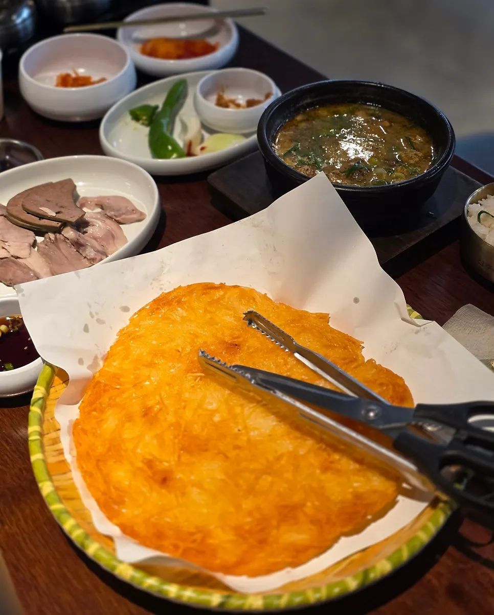 A freshly fried whole potato pancake