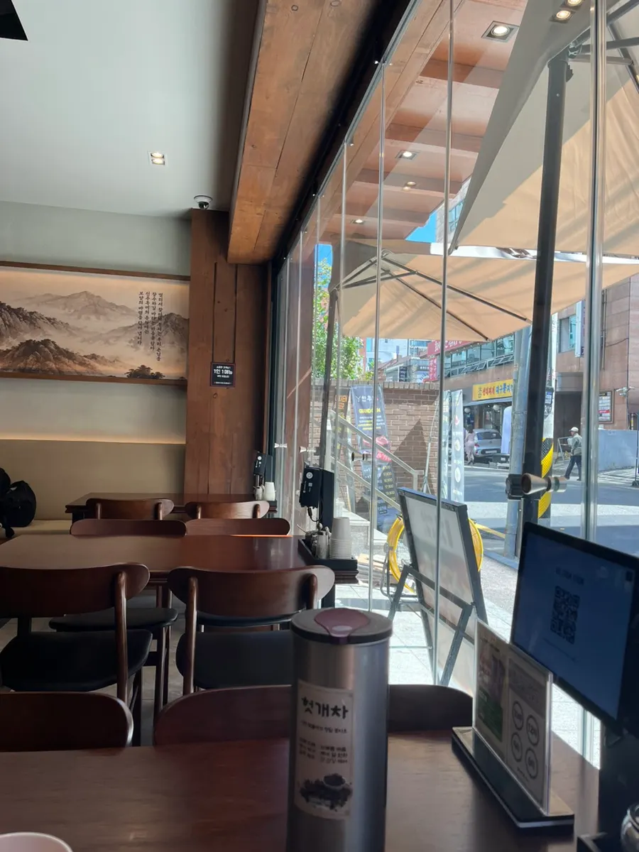 Interior of Sinju Okmi Gangnam Branch full of Saturday lunch guests