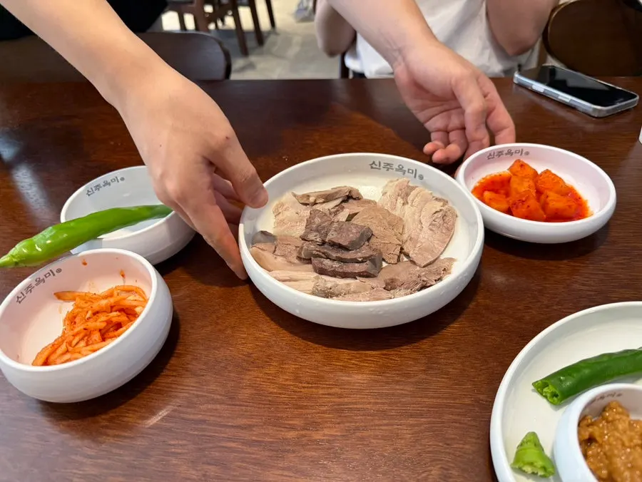 상차림과 오이고추 접시