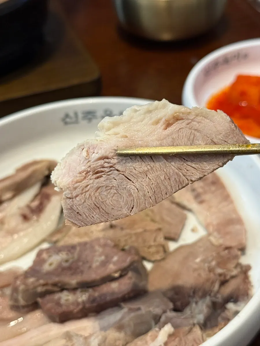 2인분이 한 접시에 나온 수육