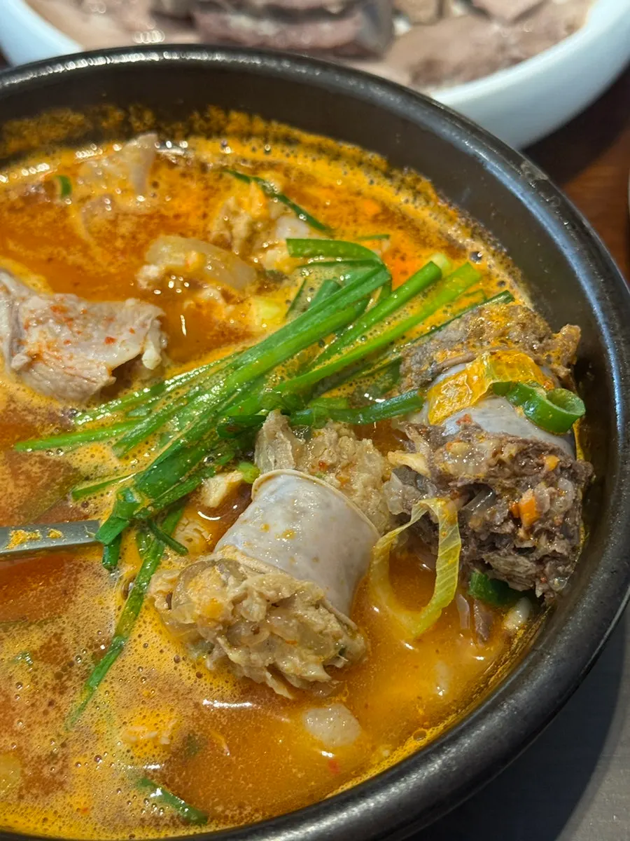 얼큰한 국물의 명인순대국
