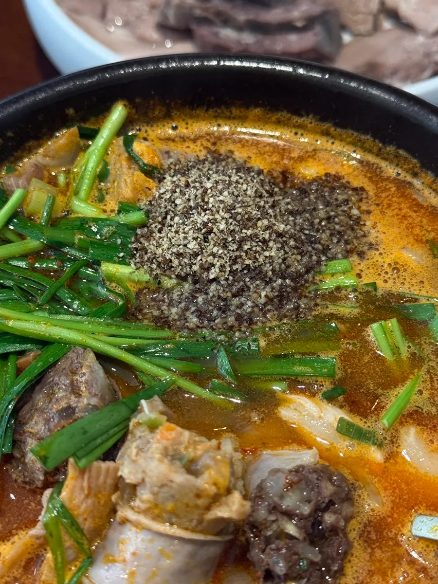 들깨가루를 듬뿍 넣은 얼큰 순대국