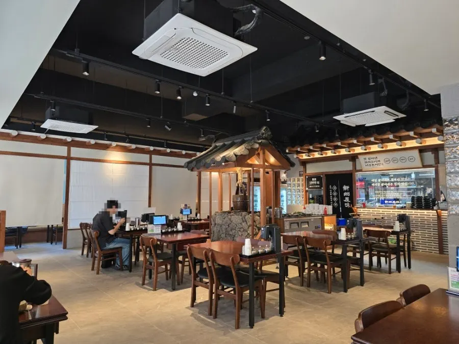 기와와 벽돌로 꾸민 신주옥미 강남점 넓은 홀