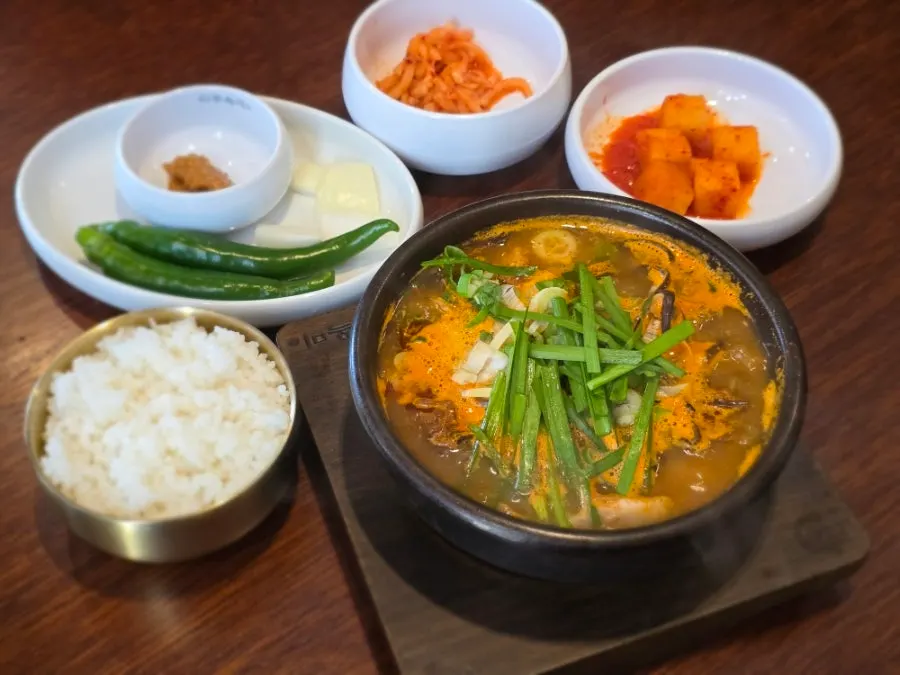 뚝배기에 담겨 나온 특제얼큰 고사리 명인순대국