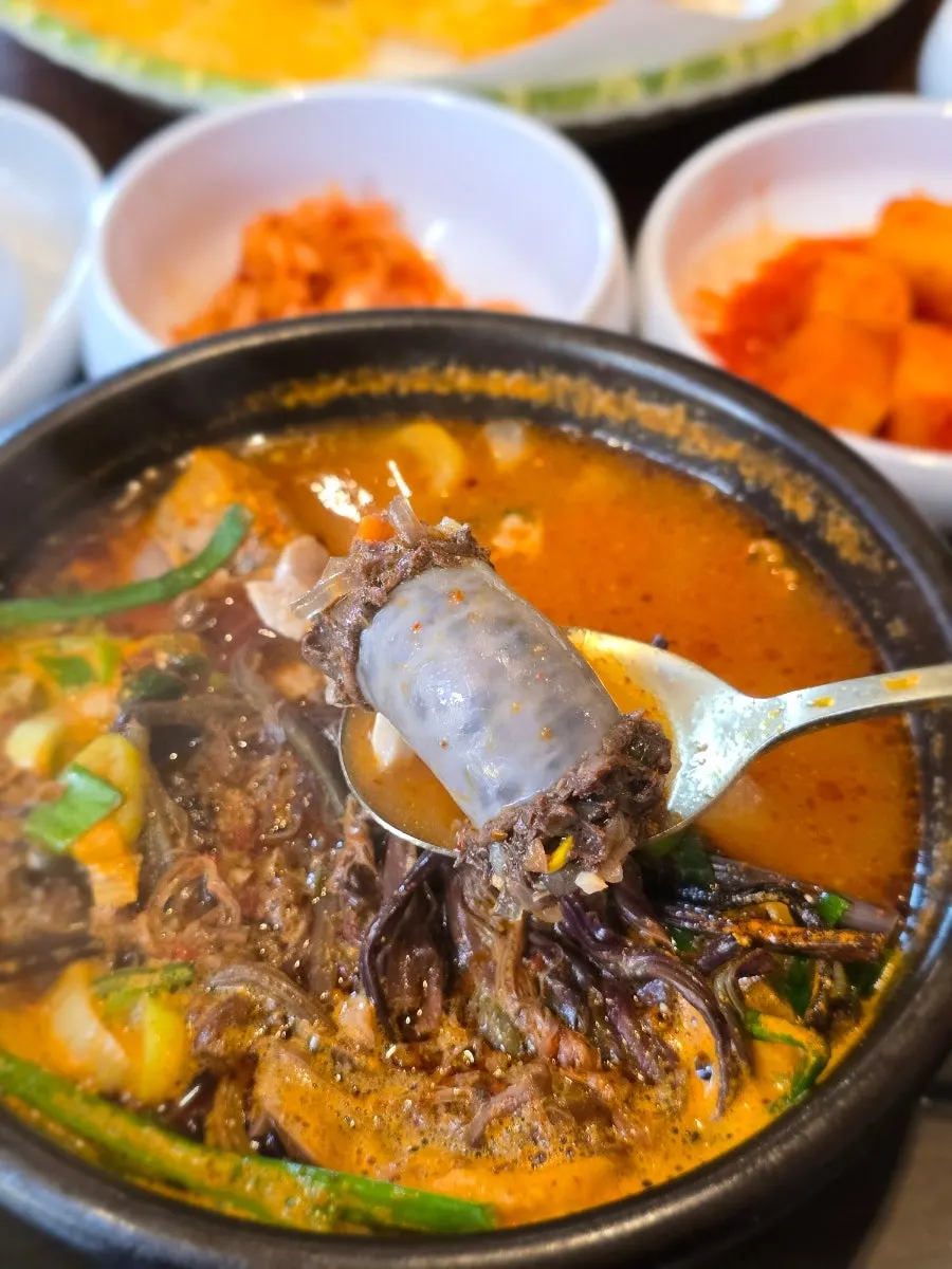 수제 순대와 돼지고기 건더기 클로즈업