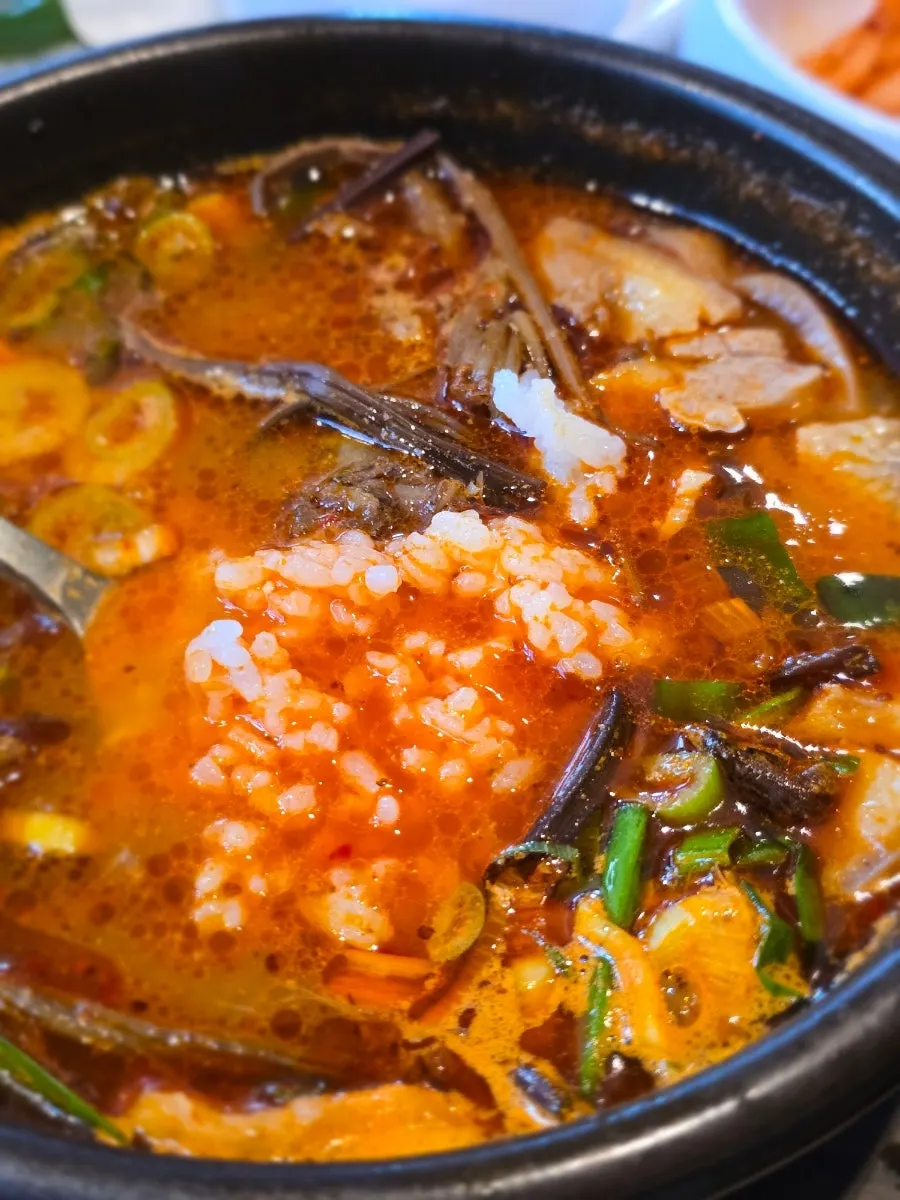 다양한 부위 돼지고기가 든 순대국
