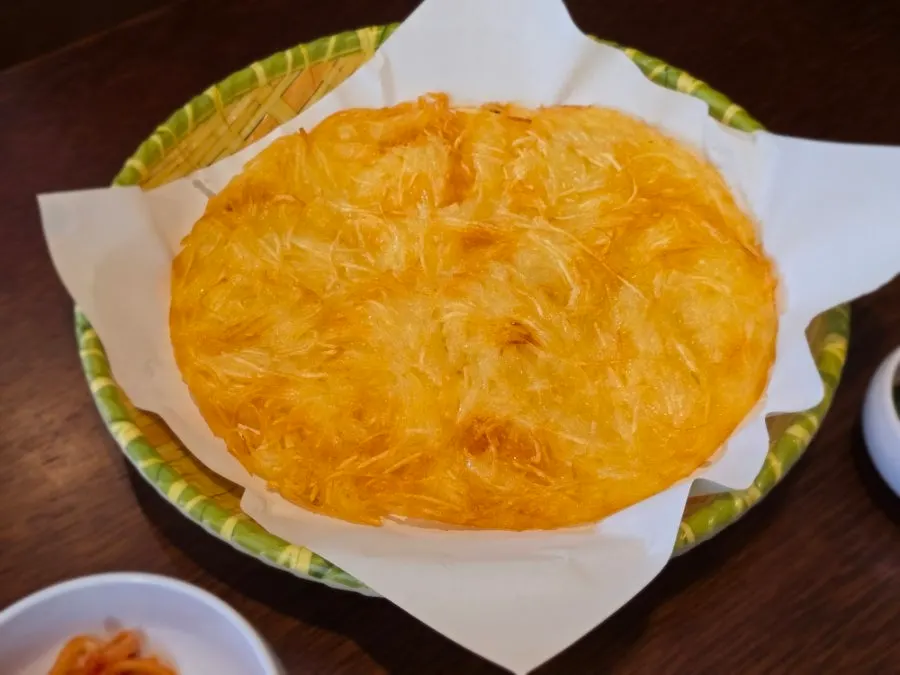 둥글게 부쳐 나온 감자채전 한 접시