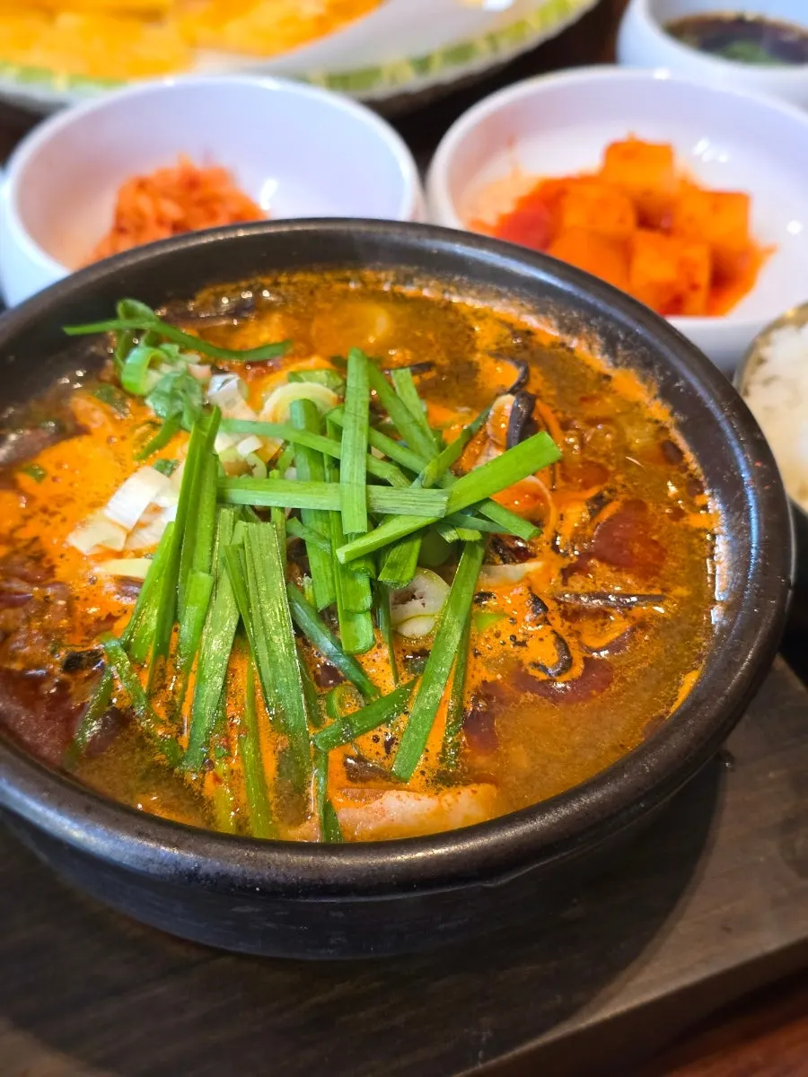 순대국과 감자채전이 함께 차려진 한 상