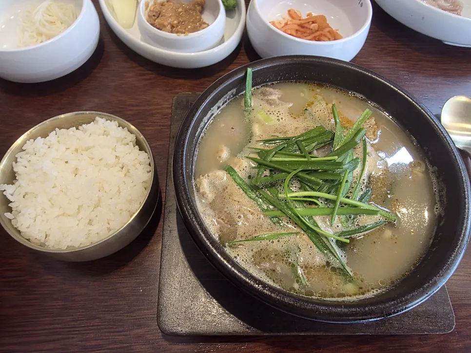 순대국과 수육, 간 허파가 함께 나온 정식 상차림