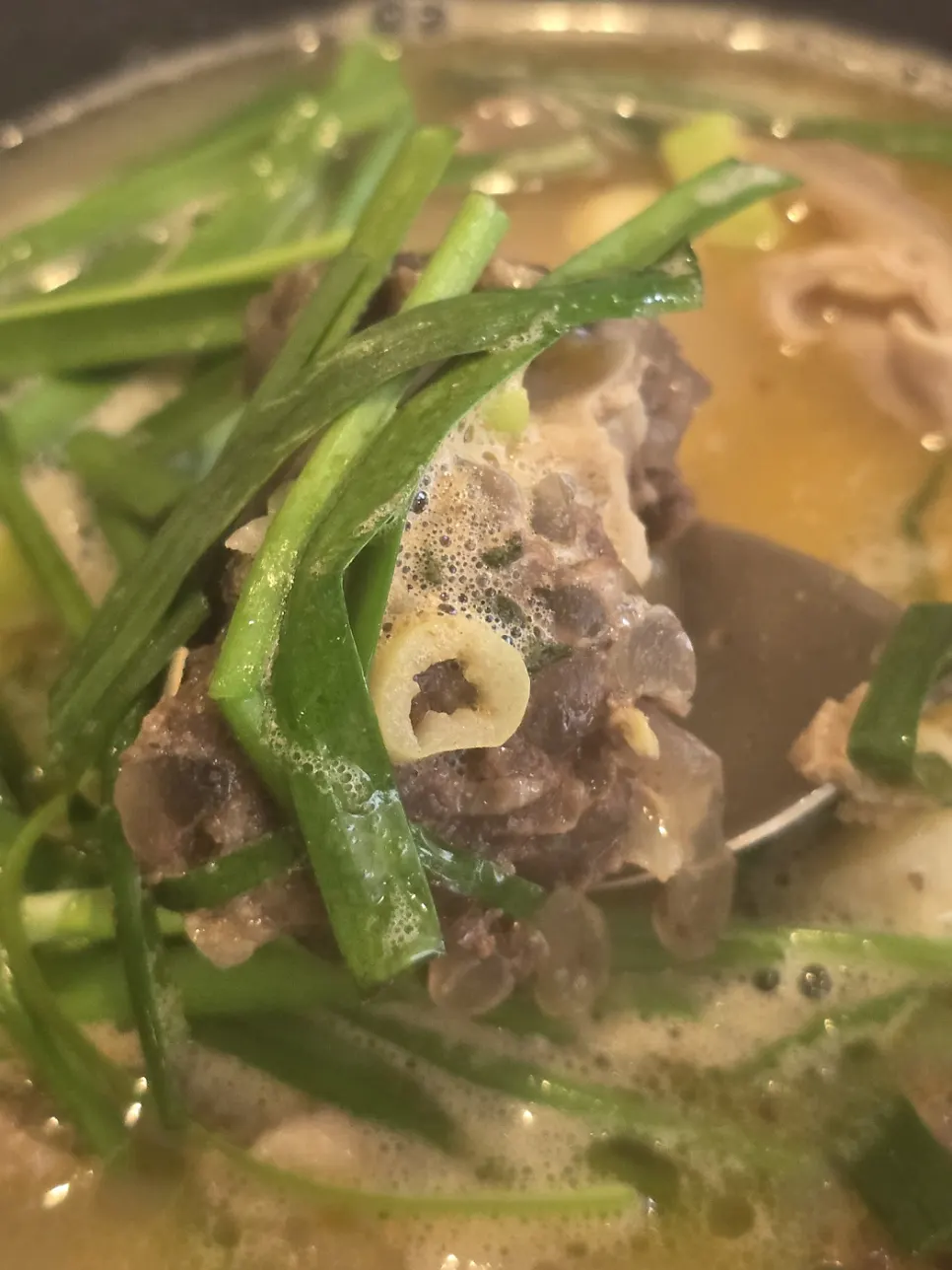 은은한 황금빛 국물의 상황 명인 순대국