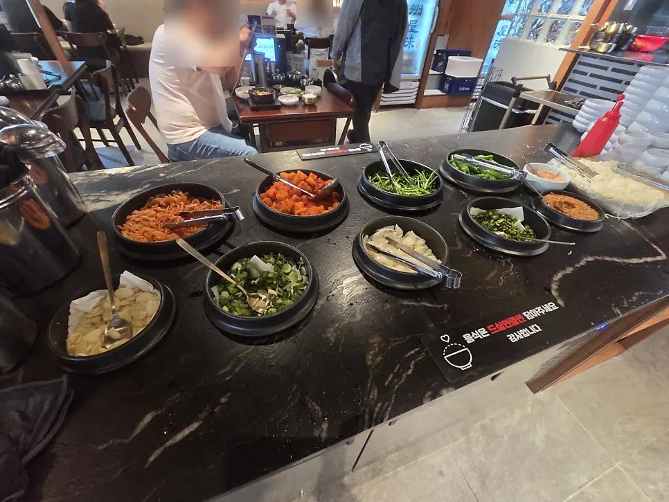 수육에 무생채를 얹은 한 점