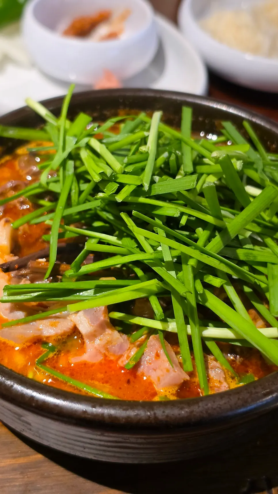 셀프바에서 떠온 부추를 올린 순대국