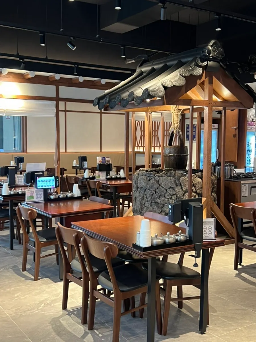 Interior of Sinju Okmi Gangnam Branch with hanok-style design