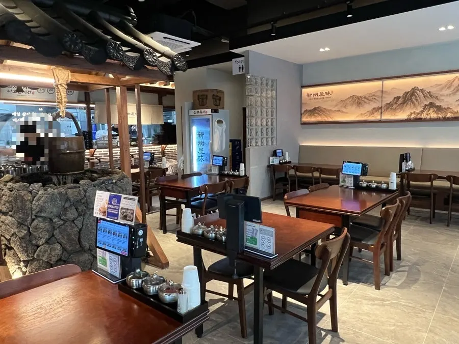 Neatly arranged seating at Sinju Okmi Gangnam Branch