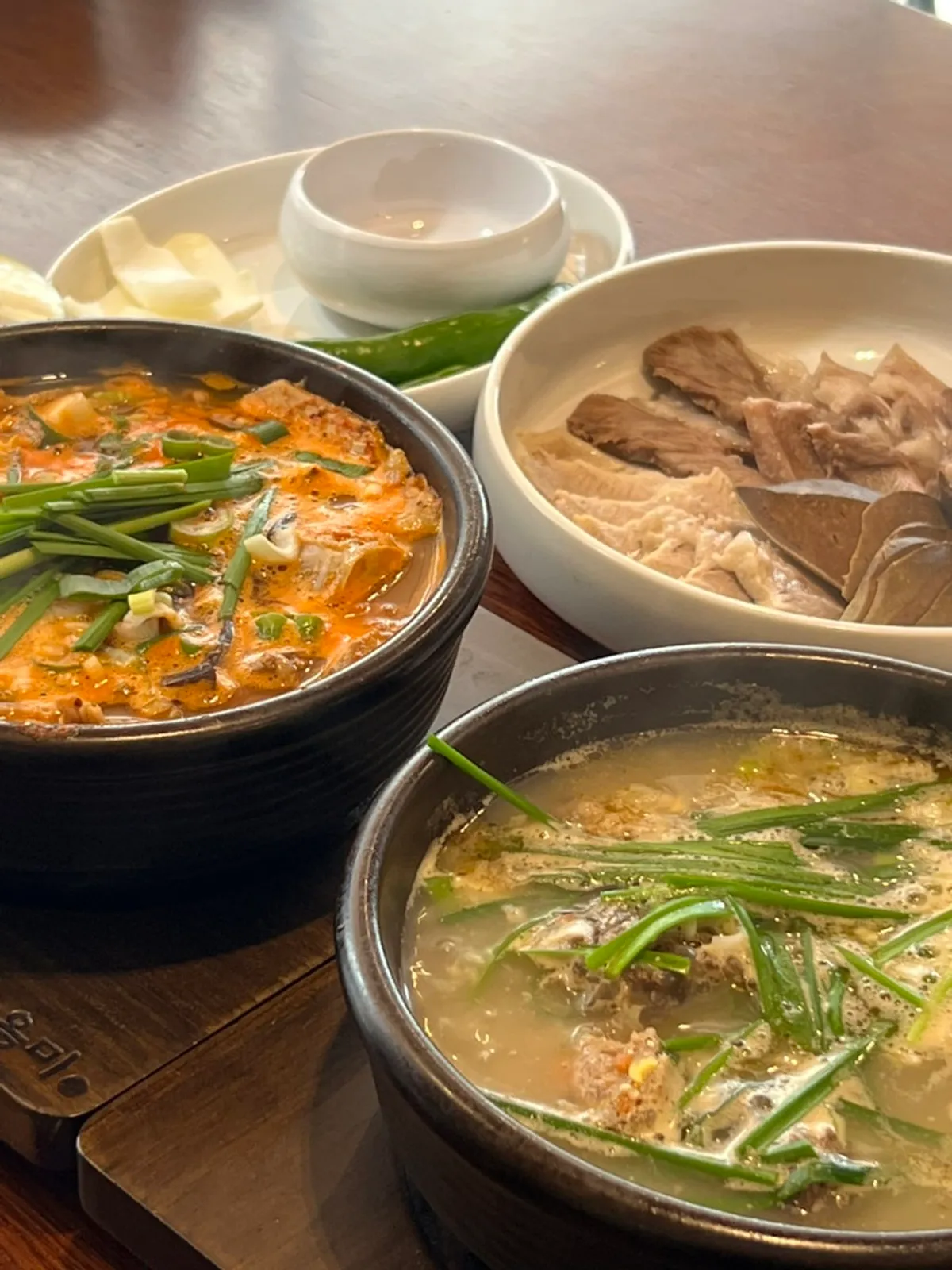 Table setting for the suyuk set at Sinju Okmi Gangnam Branch