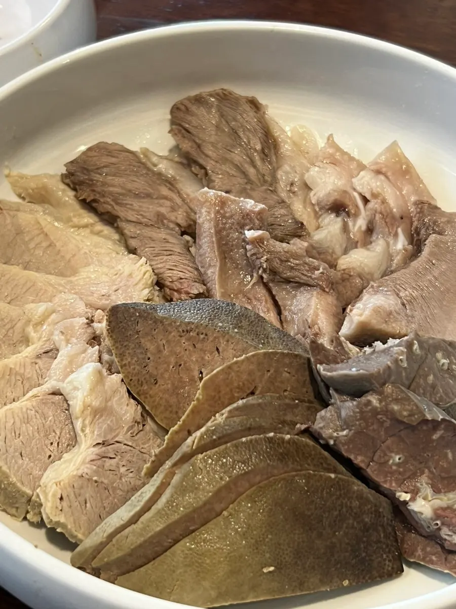 Suyuk and offal neatly arranged by cut
