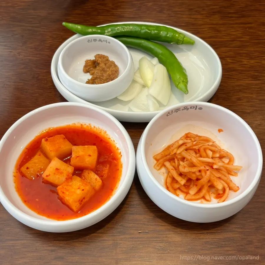 Basic side dishes including kkakdugi and mu-saengchae