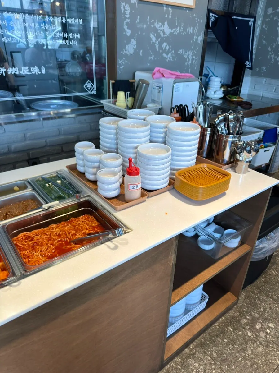김치, 깍두기, 무채 등 셀프바 밑반찬