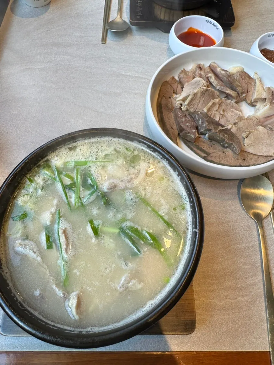 살코기가 많은 부드러운 수육 접시