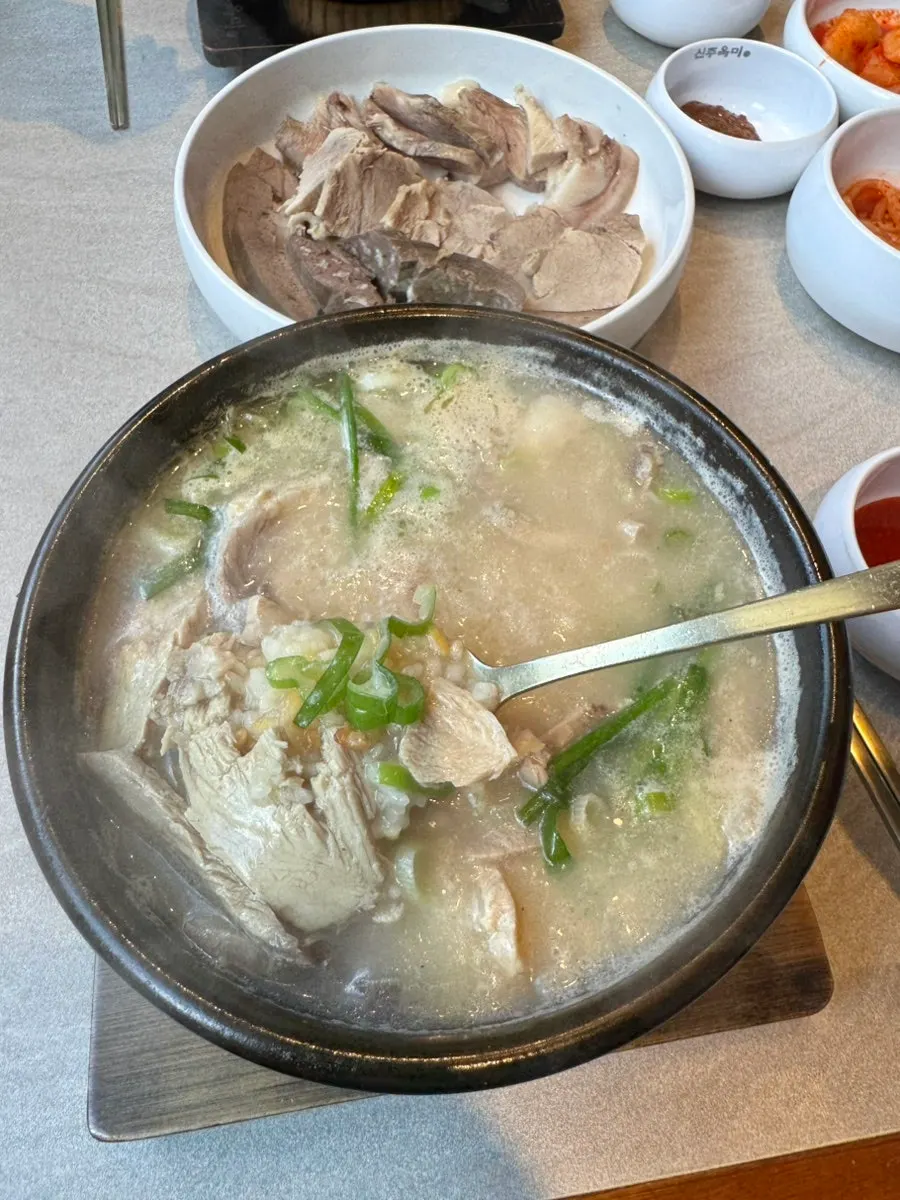 초장에 들깨가루를 섞은 수육 소스