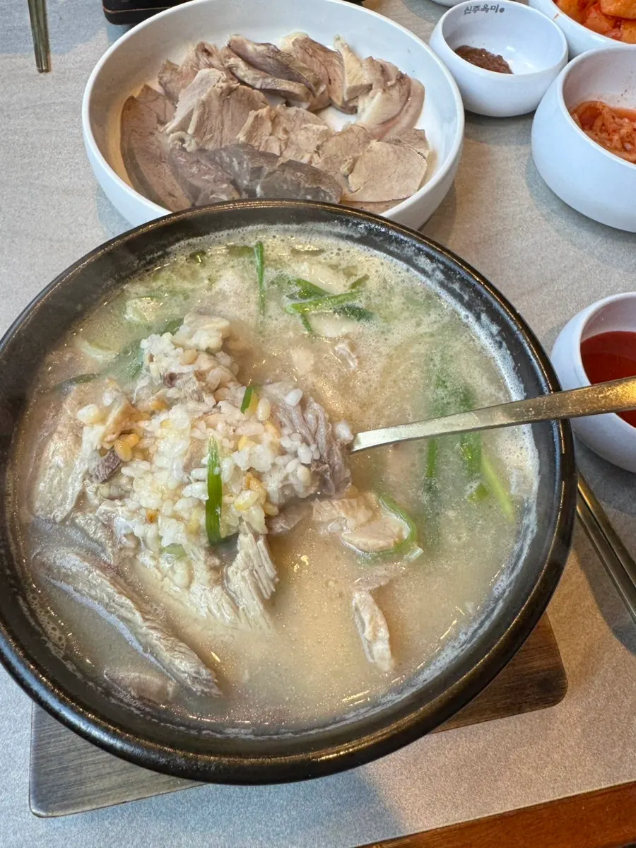 불어난 누룽지가 가득한 돼지국밥