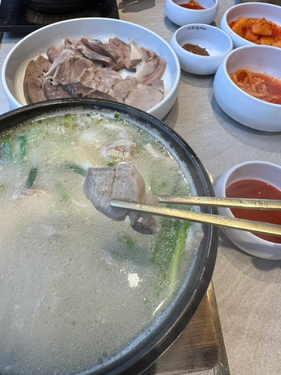 돼지고기가 많이 들어간 진한 국물