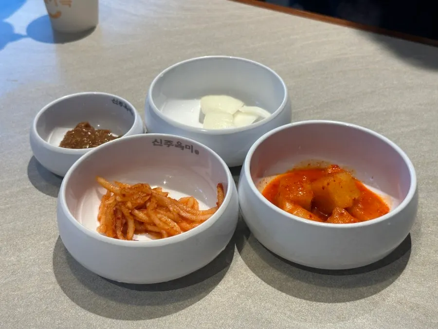 깍두기와 김치가 정돈된 반찬 셀프바