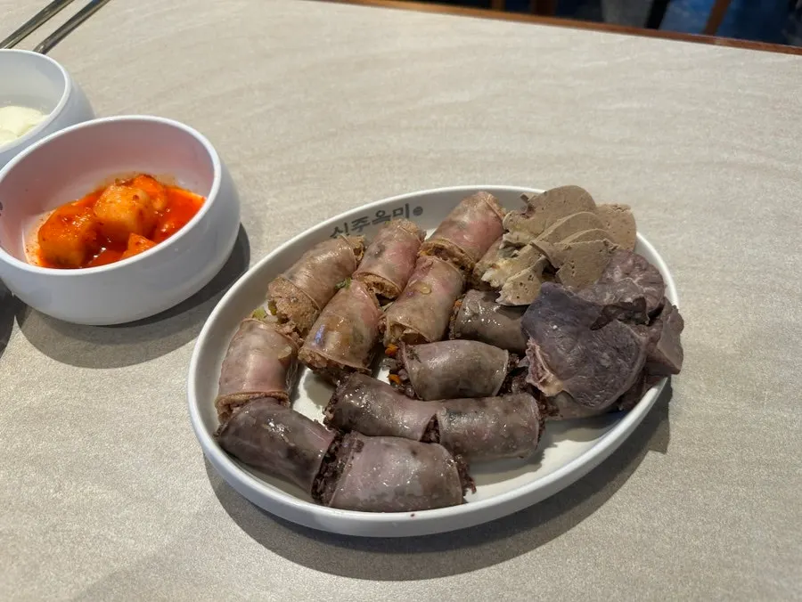 양념류와 야채가 놓인 셀프바 반찬