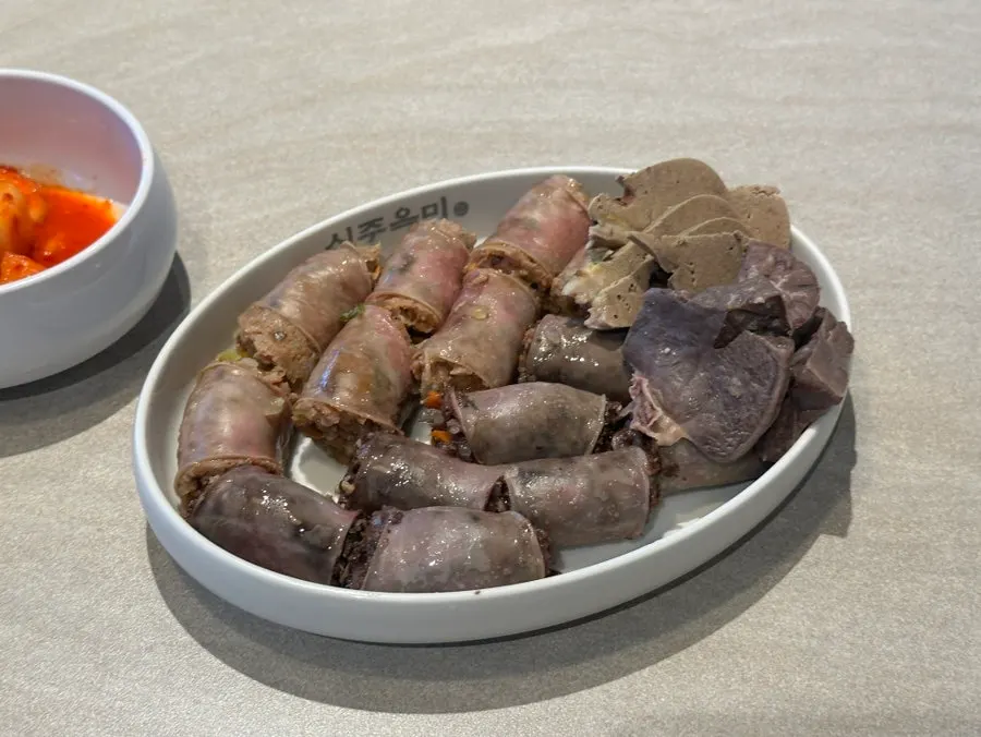 신주옥미 수제모둠순대 반접시 상차림