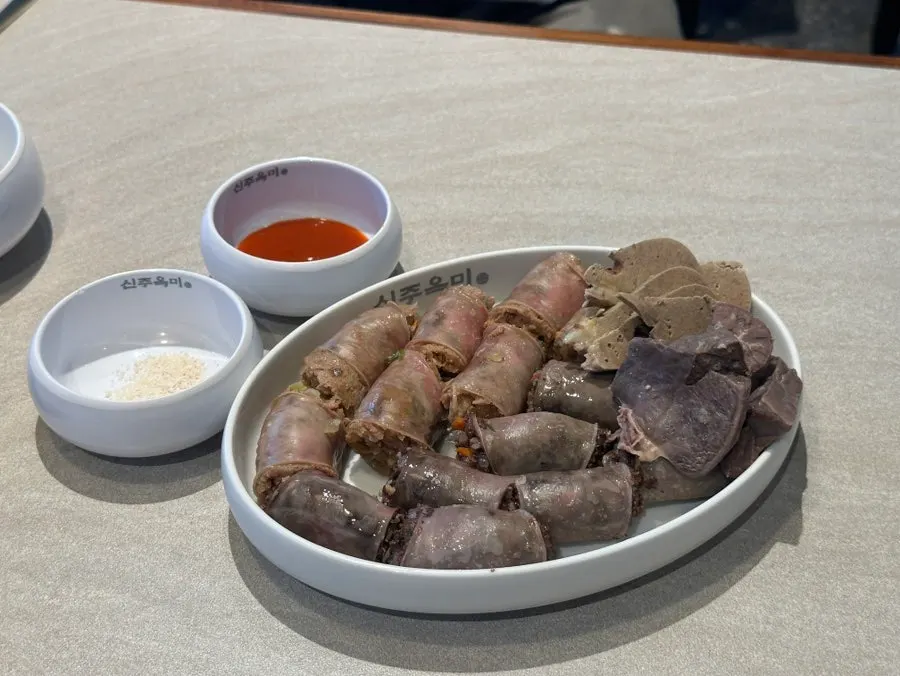 기본 순대와 매콤한 맛 순대 접시