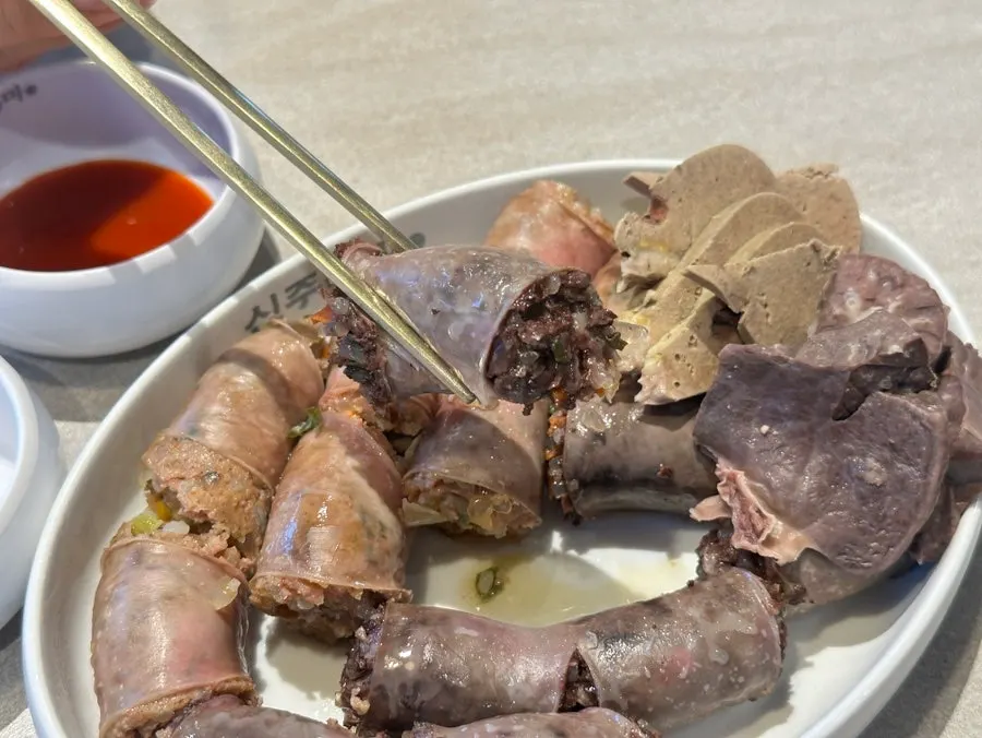 허파와 간이 함께 담긴 모둠순대