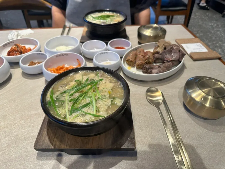 은은한 노란빛 국물의 상황 갓순대국