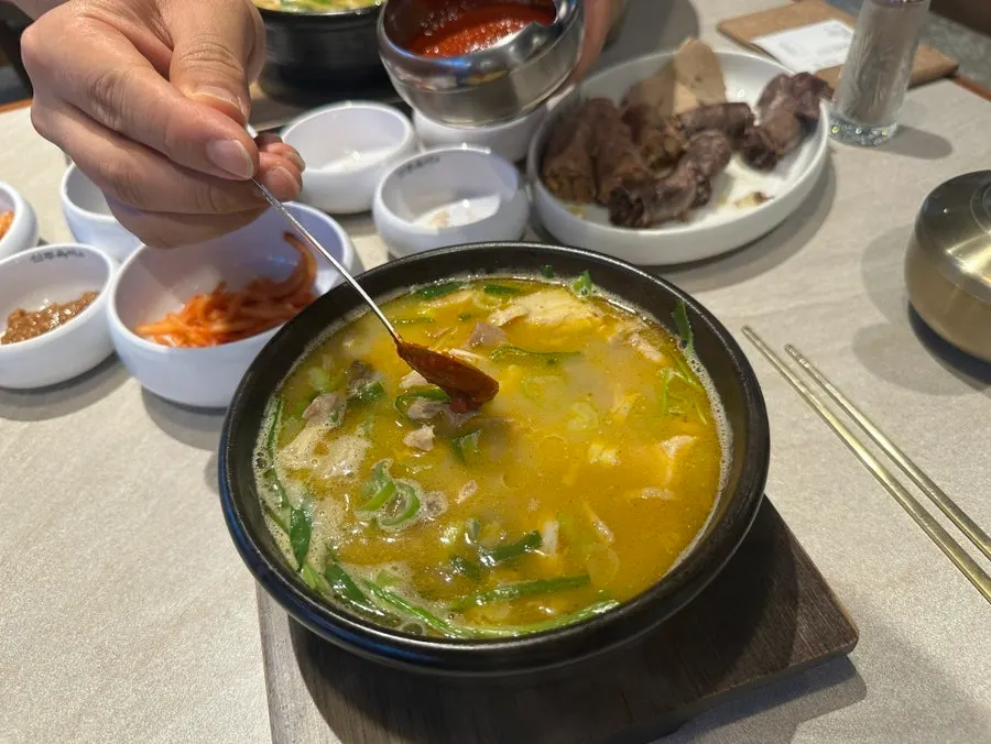 갓순대국 건더기를 떠올린 모습