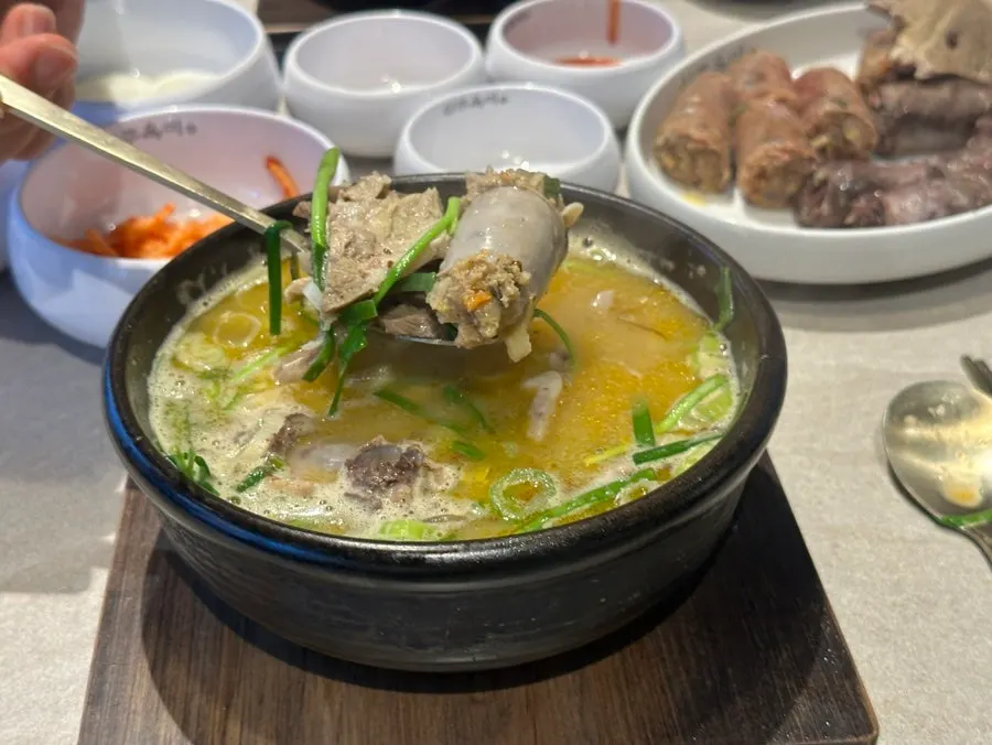 다대기를 풀어 얼큰해진 순대국 국물
