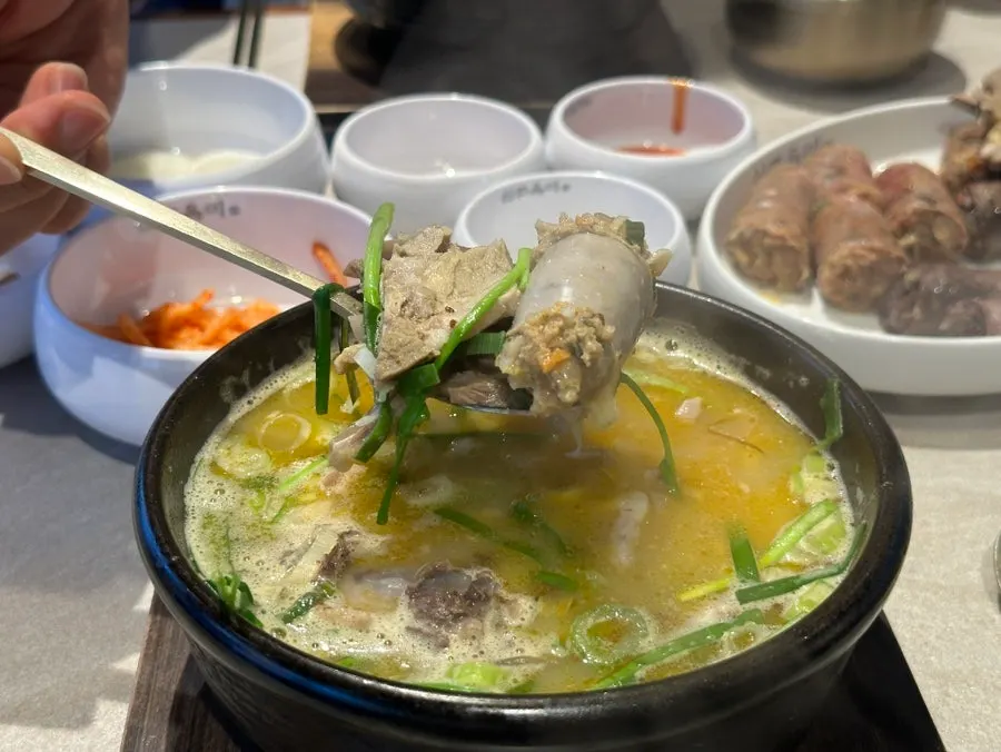 순대국과 반찬이 함께 놓인 점심 한 상