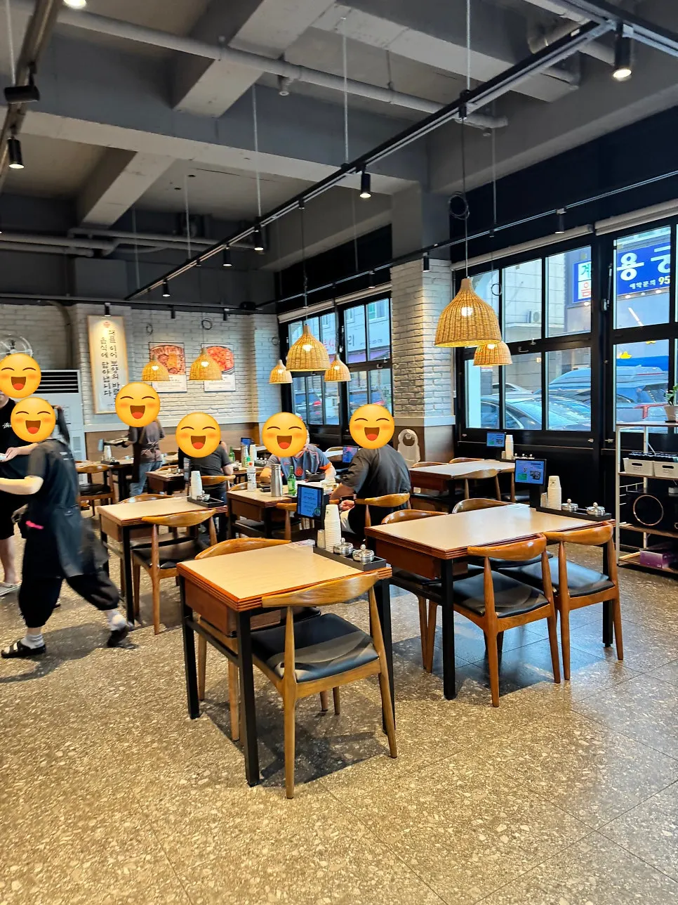Inside Sinjuokmi Suwan District branch with widely spaced tables