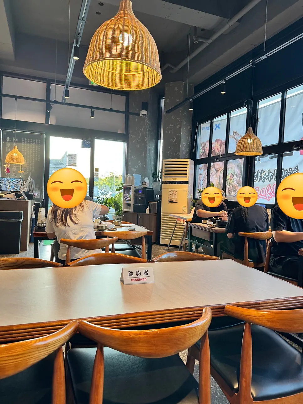 Full view of the busy dining hall at Sinjuokmi Suwan District branch