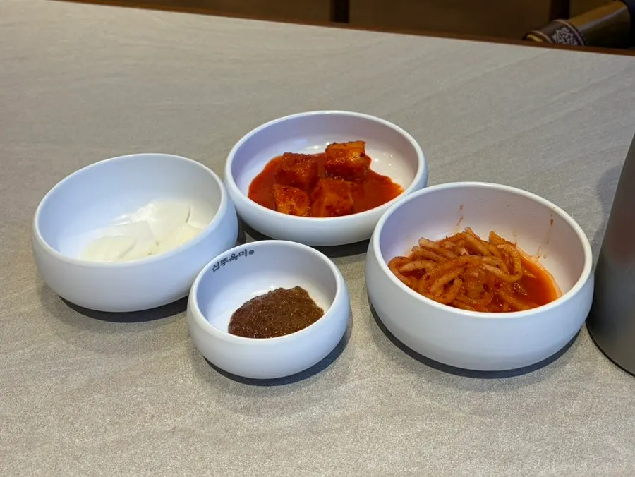 무생채 깍두기 양파 된장 기본 반찬 상차림