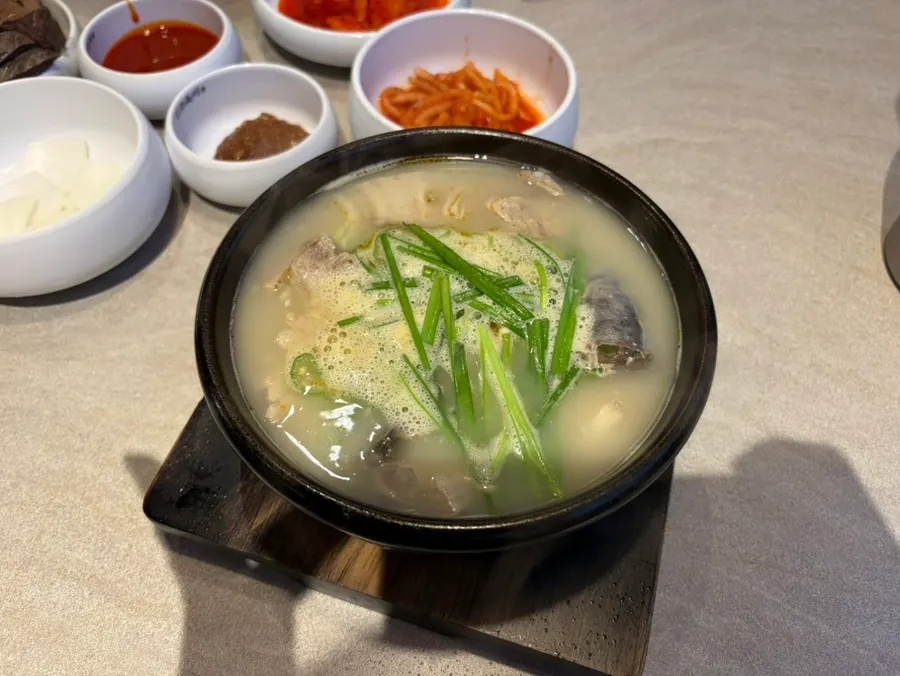 부추가 듬뿍 올라간 갓 순댓국 한 그릇