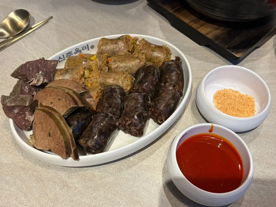 간 허파 청양고기순대가 담긴 수제 모둠 순대 반 접시