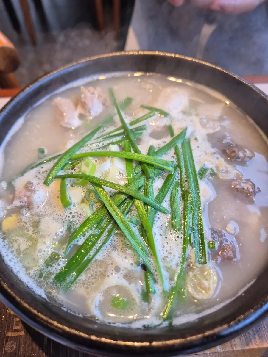 スユクとおかずが並んだクッパの食卓