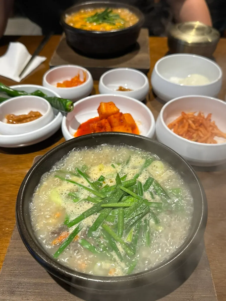 Plate of suyuk jeongsik with meat, heart, and liver