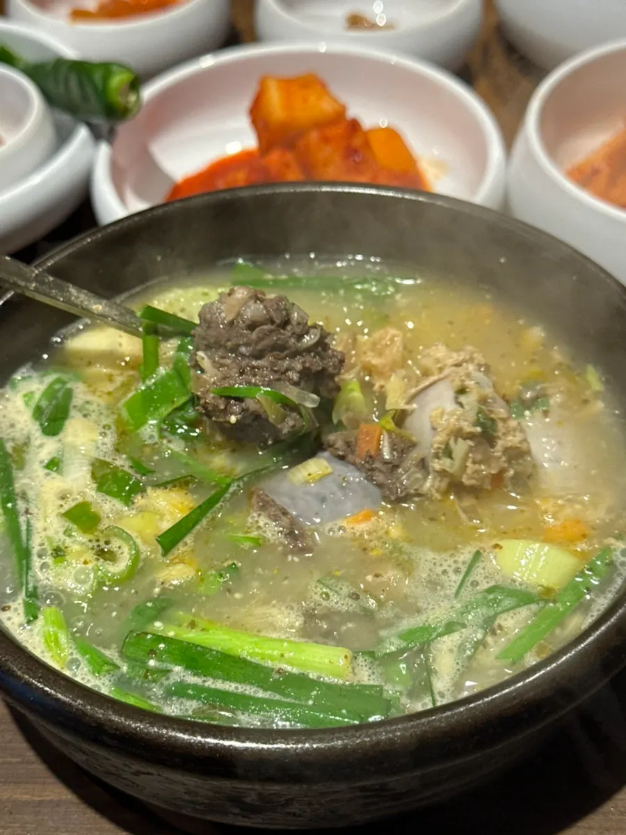 Broth and ingredients in the soondae-only sundaeguk